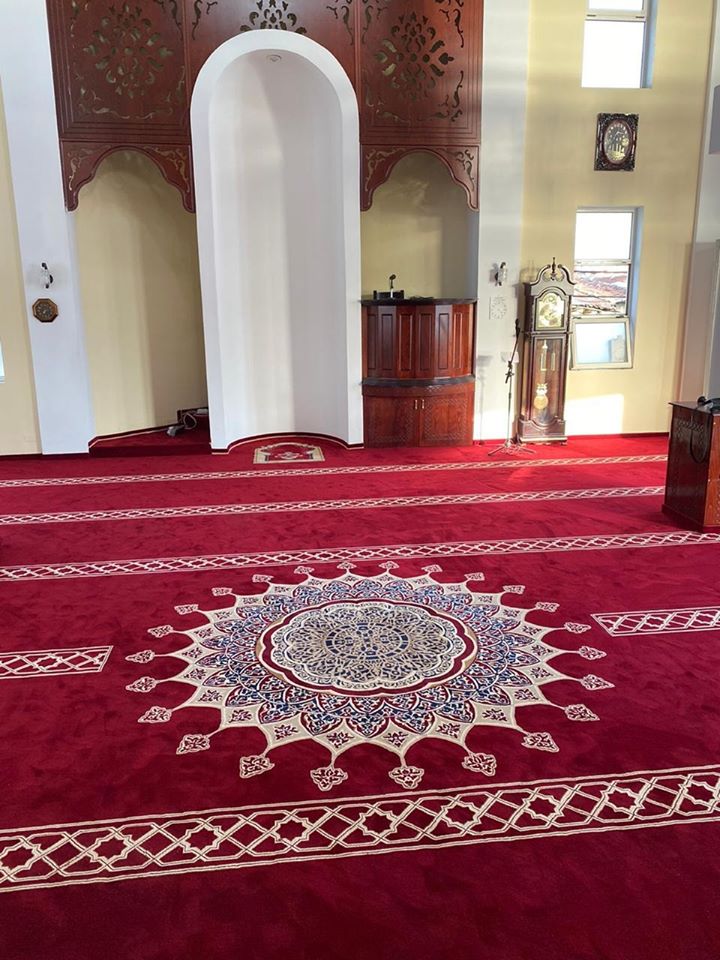 Xhamia e Dërgutit zbukurohet me tapetin e ri