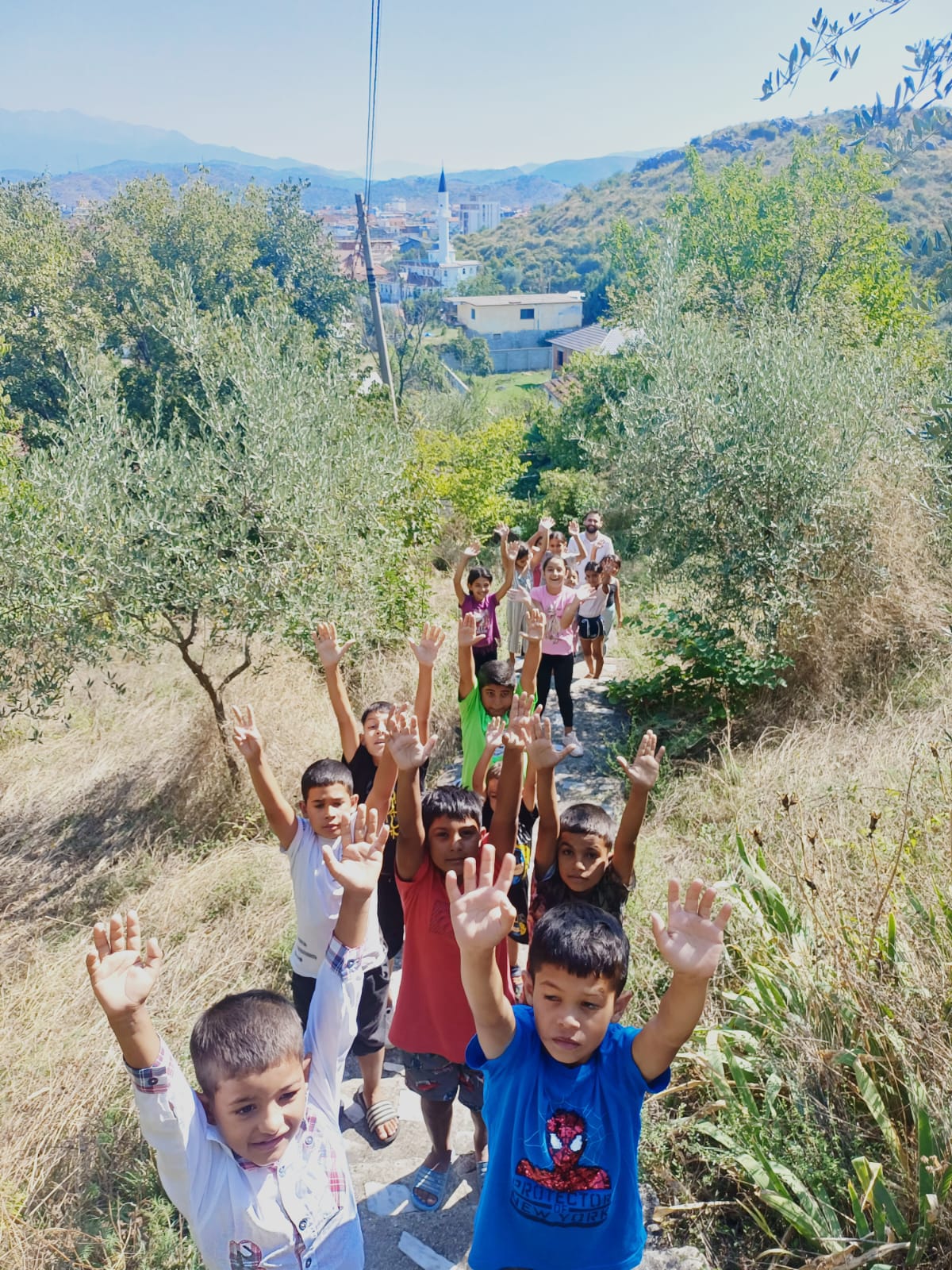 Veprimtari argëtuese në kodrat e Tepes me nxënësit e mejtepit të xhamisë Ura e Bunës