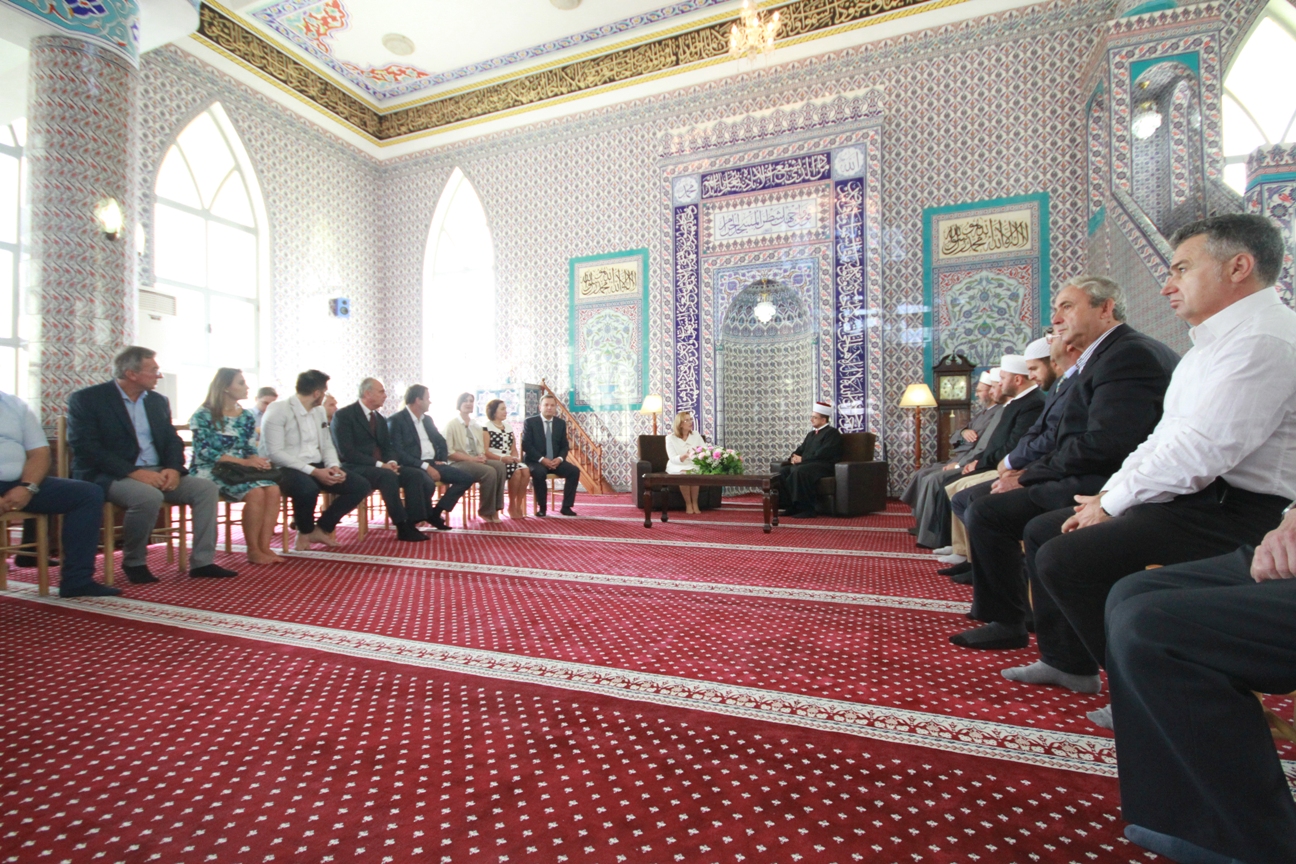 Drejtuesit e Komuniteteve fetare, të pushtetit lokal dhe besimtarë të shumtë urojnë festën e Kurban Bajramit