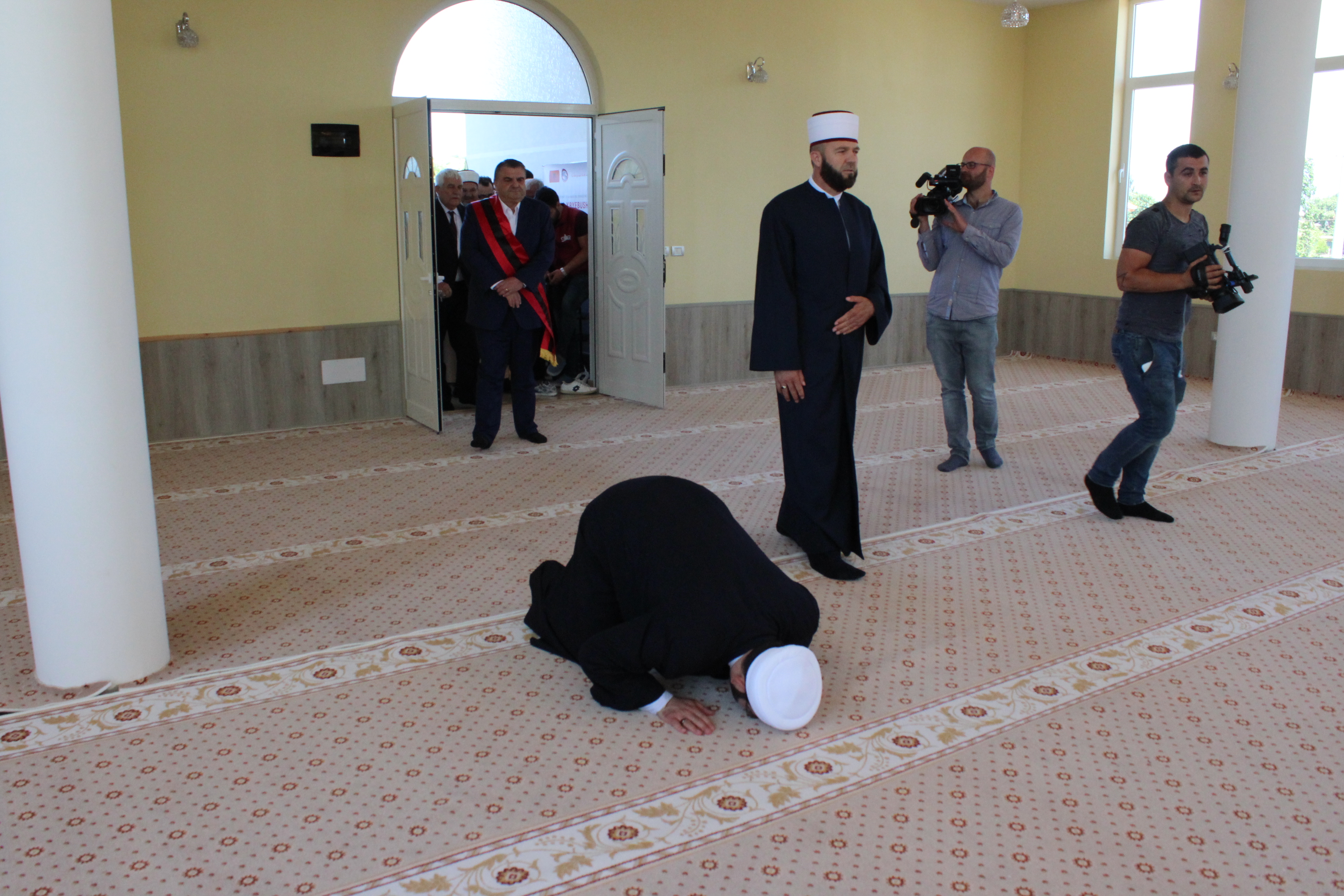 Në Krye-Bushat u përurua xhamia e re