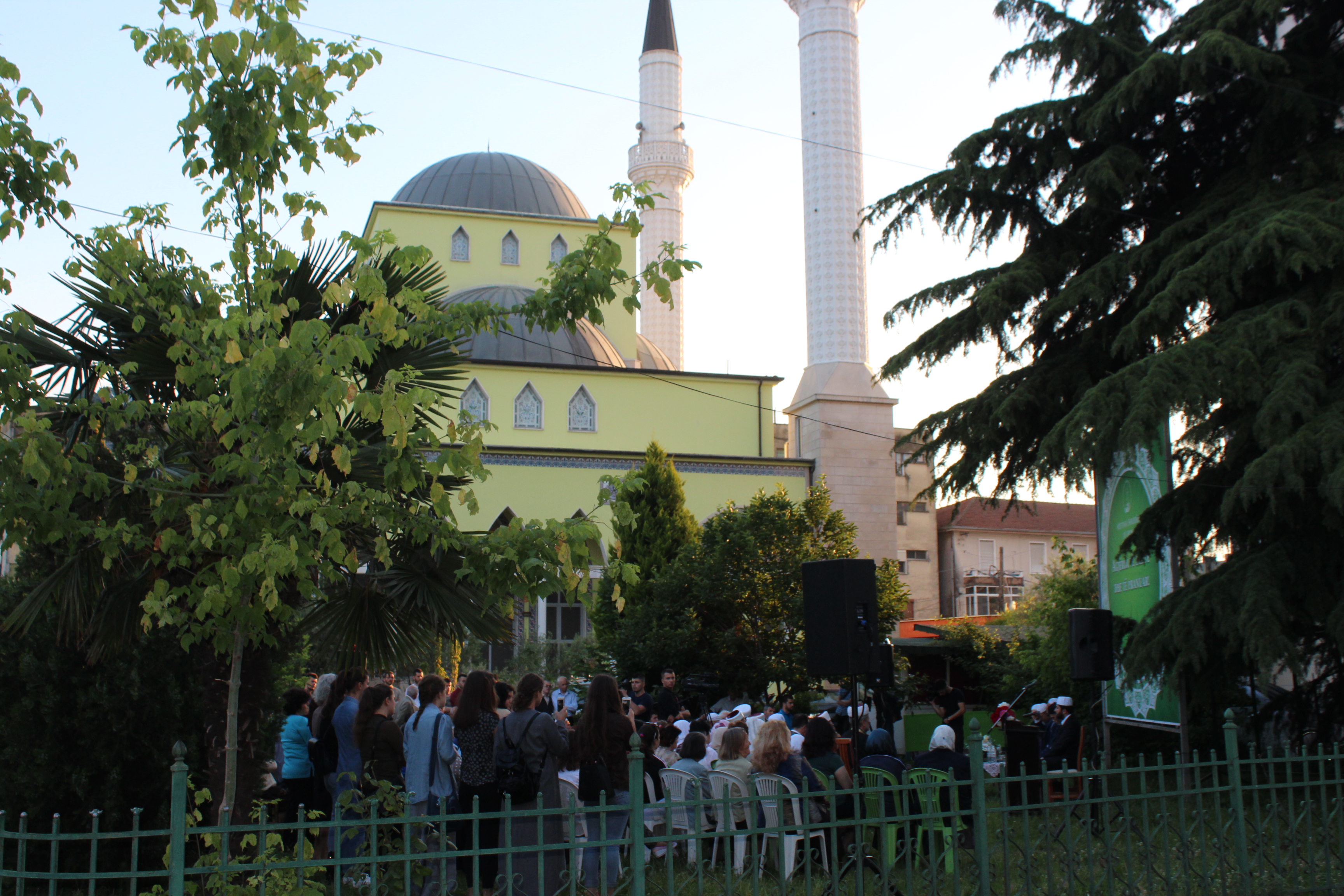 “Sofra e Kur’anit”, tejmbushin sheshin e xhamisë Parrucë