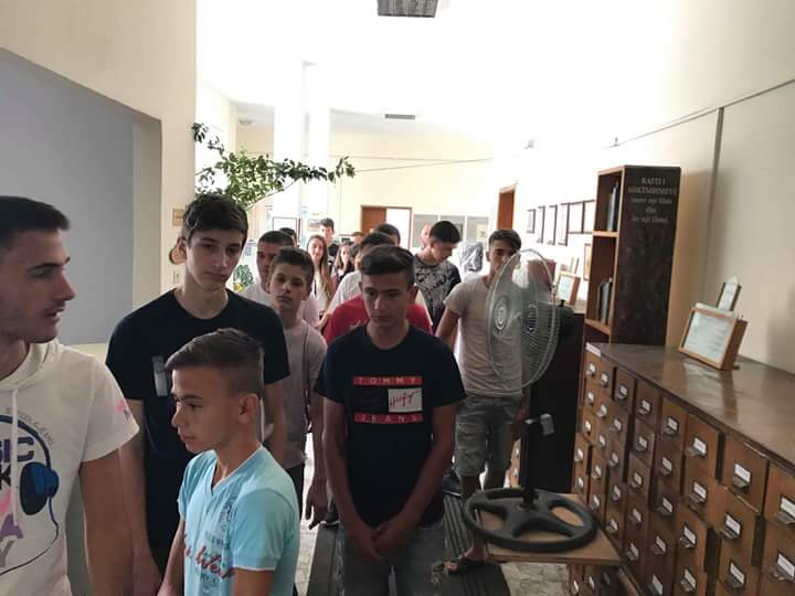 Një grup nxënësish vizituan bibliotekën e qytetit