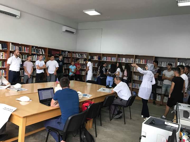 Një grup nxënësish vizituan bibliotekën e qytetit