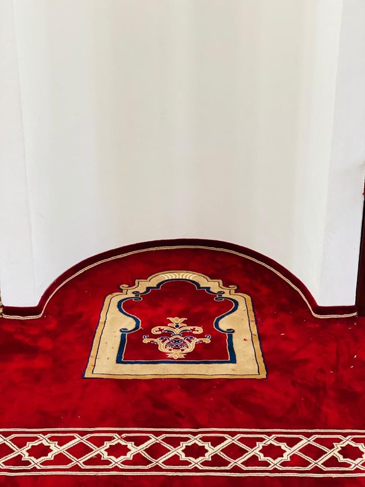 Xhamia e Dërgutit zbukurohet me tapetin e ri