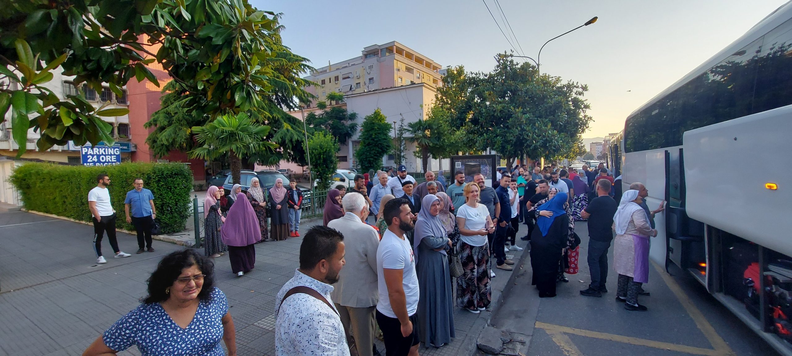 110 haxhilerë nga Shkodra u nisën për të kryer Haxhin e sivjetshëm…