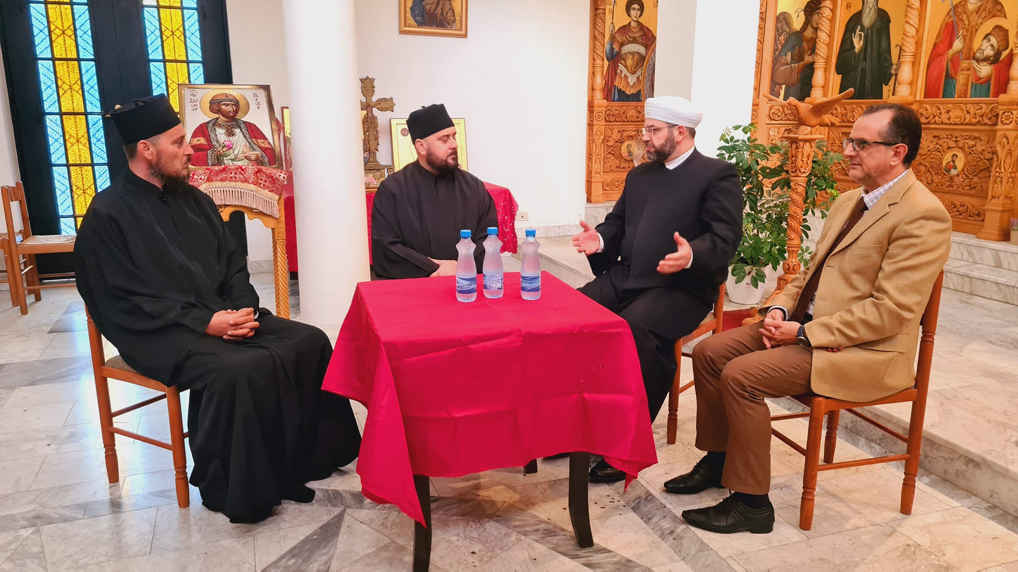 Myftiu dhe Famullitari i Kishës Ortodokse, mesazhe bashkëpunimi në 33-vjetorin e rihapjes së kishave dhe xhamive tona