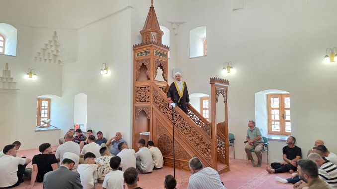 Imam Ndriçim Sulejmani mban hytben e xhumasë në xhaminë e Plumbit
