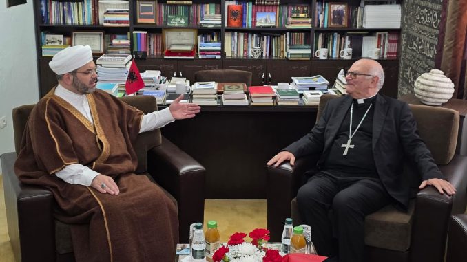 Myftiu i Shkodrës priti për vizitë ish arqipeshkvin e Shkodrës, Mons. Massafra (3)